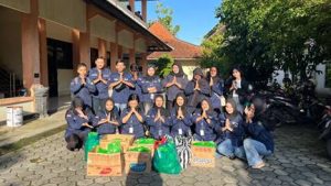 Wujudkan Kepedulian, Himpunan Mahasiswa Sastra Daerah (HIMASDA), FKIP Univet Bantara, Bagikan Ratusan Takjil di Jantung Kota Sukoharjo